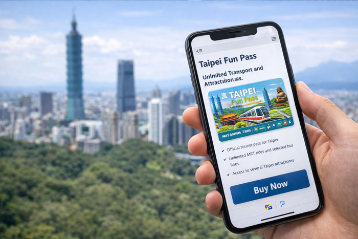 Traveler using smartphone to buy the Taipei Fun Pass online